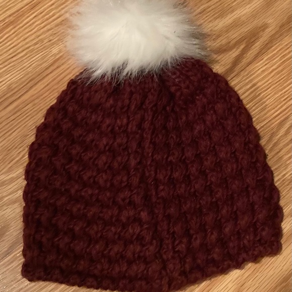 NWOT Fabletics fashionable hat with Pom Pom - Picture 2 of 3